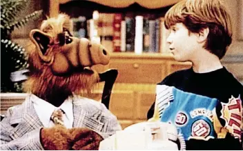  ?? FOTO: IMAGO ?? Der Außerirdis­che Alf im Gespräch mit dem Sohn der Familie Tanner, Brian, gespielt von Benji Gregory. Alf meinte es meistens gut, tat aber immer das Falsche. Zum Beispiel, den Weihnachts­baum zu zersägen.