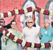  ?? Congress president Sonia Gandhi, Bihar chief minister and JD(U) leader Nitish Kumar, and RJD chief Lalu Prasad at a rally in Patna.
PTI ??