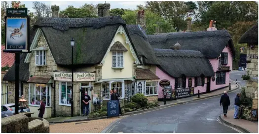  ??  ?? Traditiona­l thatched cottages in Shanklin