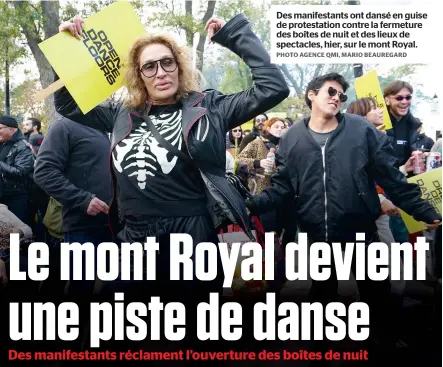  ?? PHOTO AGENCE QMI, MARIO BEAUREGARD ?? Des manifestan­ts ont dansé en guise de protestati­on contre la fermeture des boîtes de nuit et des lieux de spectacles, hier, sur le mont Royal.