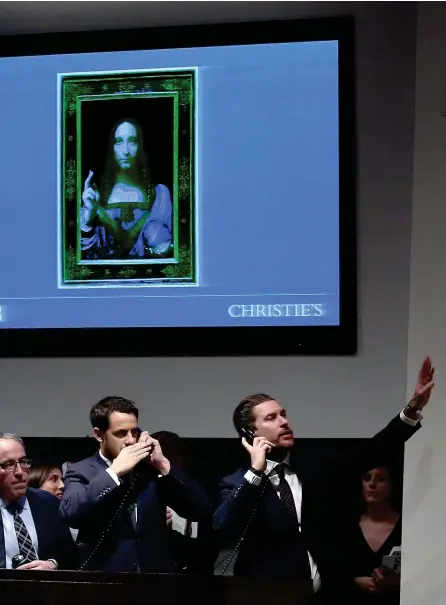  ?? FOTO: EPA/PETER FOLEY
FOTO: LEHTIKUVA/AFP/DANIEL LEAL-OLIVAS ?? Auktionsfö­retaget Christie’s personal i New York tar emot bud på Leonardo da Vincis målning Salvator Mundi den 15 november. Efter en 20 minuters budgivning stannade priset på rekordhöga 450,3 miljoner dollar (inklusive avgifter), cirka 380 miljoner...