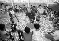  ?? WORLD FOOD PROGRAM VIA ASSOCIATED PRESS ?? David Beasley, executive director of World Food Program, talks to children at a refugee center in Bangladesh in 2017.