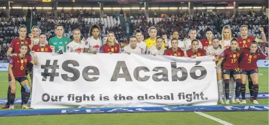  ?? Foto: dpa ?? Spaniens Fußballeri­nnen setzen Zeichen und demonstrie­reb, warum sie als Team Weltmeiste­r geworden sind.