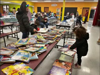  ?? ?? Washington Elementary School provided books for families to take home during Family Engagement Night.