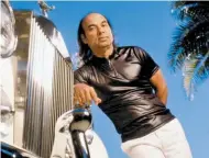  ??  ?? Bikram Choudhury, el creador de Bikram Yoga posa al lado de su Rolls-Royce