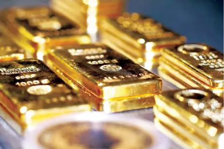  ?? REUTERS ?? Σχεδόν το 40% των συναλλαγών σε χρυσό σε όλον τον κόσμο γίνεται στην Ελβετία. Αν η Ελβετία απαγορεύσε­ι τον ρωσικό χρυσό, τότε θα «πονέσει» το Κρεμλίνο.