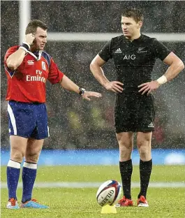  ?? ACTION IMAGES ?? Hold it: Barrett waits for Owens’ call on Faumuina’s try