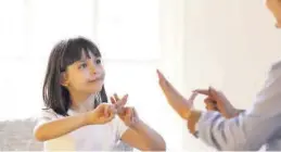  ?? SERVICIO ESPECIAL ?? Una niña interactúa con otra persona a través de la lengua de signos.