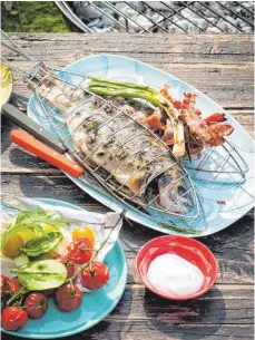 ??  ?? Gegrillter Fisch ist ein Klassiker der Mittelmeer­küche. Dazu kann man zum Beispiel einen frischen Salat reichen.