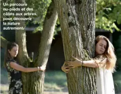  ??  ?? Un parcours nu-pieds et des câlins aux arbres, pour découvrir la nature autrement.