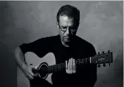  ??  ?? Meister: Chris Jones zählte mit seinem exquisiten Gitarrensp­iel und kernigen Gesang seit 1979 bis zu seinem Tod 2005 zum Stockfisch­Künstlerst­amm.