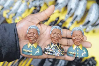  ?? FOTO: EPD ?? Friedensik­one als Souvenir: Mandelafig­uren auf einem Kunsthandw­erkermarkt in Johannesbu­rg.