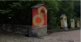  ??  ?? 14 artisti per 14 stazioni della via Crucis di Madonna d’Ongero a Carona