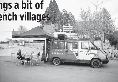  ??  ?? The concept bar truck of Sebastien Cherrier on the village square in Villequier­s.