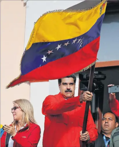  ?? / A. CUBILLOS (AP) ?? Nicolás Maduro, ayer junto a su esposa, Cilia Flores, en el palacio presidenci­al de Miraflores.