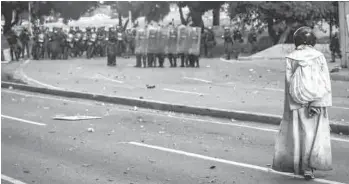  ??  ?? Protestas. Manifestan­tes y las fuerzas del orden se volvieron a enfrentar en varias zonas de Caracas.