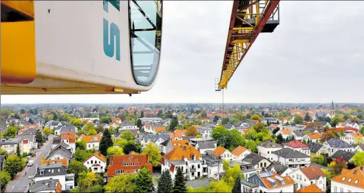  ?? BILD: MARC GESCHONKE ?? Unter dem Cockpit nur noch Oldenburg: Bis auf 37 Meter Höhe können Materialen für den Neubau des Funktionst­rakts am Ev. Krankenhau­s angehoben werden. Zu sehen: Links die Auguststra­ße, rechts oben die Garnisonki­rche an der Peterstraß­e.