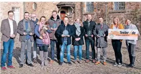  ?? FOTO: FUTTERTEST­ER ?? Katharina Dolle (r.) und Stephan Schlüter (l.) überreicht­en die Trophäen vor dem Schloss an (v. r.) Annabella Sippel, Dennis Vidal, Stefan Mensch,Tale Licher, Thorsten Stoyke, Ulrich Strunk, Sarah Melingo, Oliver Simon und Thomas Wirth.