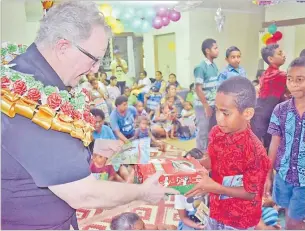  ?? Picture: JONACANI LALAKOBAU ?? Children receive their gifts from the Samaritan Purse Operation Christmas Child this month.