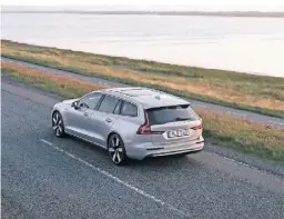  ?? FOTO: VOLVO ?? Der Volvo V60 Recharge bietet Fahrkomfor­t und schafft rein elektrisch bis zu 100 Kilometer.