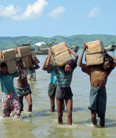  ??  ?? In cammino Alcuni migranti in arrivo dal Myanmar. Un’altra zona in forte pericolo è quella del lago Ciad, in Africa