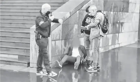  ?? EL PERIÓDICO ?? Imagen sacada de una filmación de vídeo del momento de la detención de uno de los sospechoso­s.