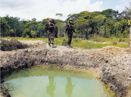  ?? ALBERT MARÍN ?? Los coligaller­os ingresan a la finca Vivoyet, en Cutris de San Carlos, para extraer oro, a pesar de enfrentami­entos que han tenido con la Policía. El daño ambiental en el área es evidente.