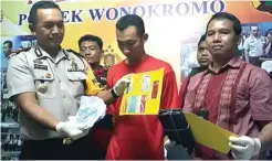  ?? DRIAN BINTANG/JAWA POS ?? AKSI TERAKHIR: Kapolsek Wonokromo Kompol I Gede Suartika (kiri) bersama Slamet Susanto (tengah) yang telah menipu empat korban perempuan.