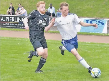  ?? NGZ-FOTO: LOTHAR BERNS. ?? Konnte die Niederlage im drittletzt­en Spiel seiner Karriere trotz allem Einsatz nicht verhindern: Büttgens Außenverte­idiger Jörg Metzke (l.) im Duell mit Rainer Hoffmann.