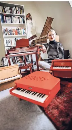  ?? RP-FOTO: ANDREAS ENDERMANN ?? Die Pianistin Frederike Möller mit ihren Miniatur-Klavieren in ihrem Musikzimme­r in Golzheim