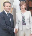  ?? FOTO: AFP ?? Der französisc­he Präsident wird von seiner Kollegin aus Estland, Kersti Kaljulaid, begrüßt.