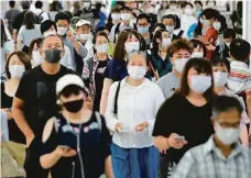  ?? Foto: Reuters ?? Roušky jsou pravidlem Japonsko zdaleka nepatří počtem případů covidu mezi nejhorší. Mnozí jeho obyvatelé mají z nemoci hrůzu.