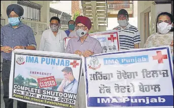  ?? SAMEER SEHGAL/HT ?? Members of the IMA, Punjab chapter, holding a protest in Amritsar on Tuesday.