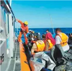 ??  ?? Es común que los tripulante­s naveguen con chalecos ribereños, inservible­s al agua salada.