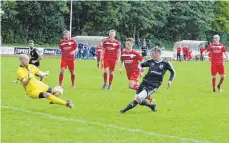  ?? FOTO: ALEXANDER NEUGEBAUER ?? Essingens Michael Wende (rechts) vergibt in dieser Szene eine von zig hochkaräti­gen Torchancen bei der TSG Öhringen.