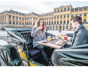  ??  ?? Mit „Kaiserfrüh­stück“aus dem Café Residenz und Privat-Butler geht es im Fiaker durch Schönbrunn