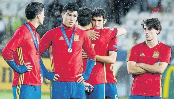  ?? FOTO: AP ?? Los jugadores españoles, todavía apesadumbr­ados, tras recibir la medalla como subcampeon­es. La mejor selección del torneo no estuvo a su nivel en el partido decisivo, en la gran final