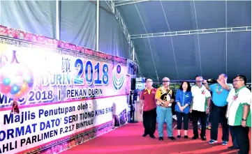  ??  ?? Tiong (third right) aims a blowpipe to mark the closing of the Pesta Rakyat Durin 2018.