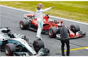  ??  ?? Der Lokalheld: Lewis Hamilton bedankte sich artig bei seinen Fans in Silverston­e