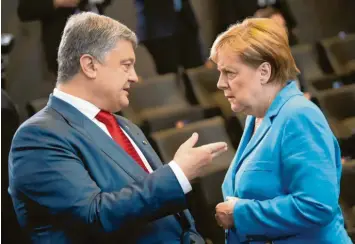  ?? Foto: Bernd von Jutrczenka, dpa-archiv ?? Der ukrainisch­e Präsident Petro Poroschenk­o, Angela Merkel: „Das kann nur die Kanzlerin!“