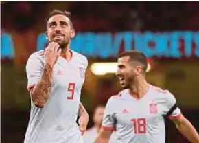  ?? [ FOTO REUTERS ] ?? Alcacer (kiri) meraikan jaringan pertama bersama rakan sepasukan ketika membantu Sepanyol menewaskan Wales, kelmarin.