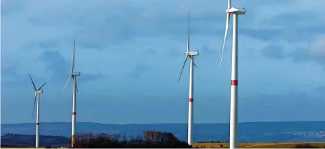  ?? FOTO: ROLF RUPPENTHAL ?? Auf der Wahlener Platte zwischen Rissenthal und Losheim drehen sich die Windräder bereits. Wenn es um den Bau weiterer Anlagen geht, gibt es bei den politische­n Parteien im Saarland Befürworte­r und Gegner.