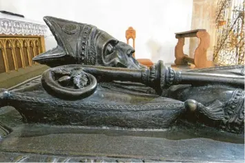 ?? Foto: Uwe Gaasch ?? Grabmal des Bischofs Wolfhard von Roth, 1302, im Augsburger Dom. Aufnahme aus dem besprochen­en Buch.