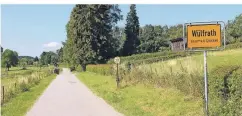  ??  ?? Am Oberlauf der Düssel liegt das gleichnami­ge Dorf: Eine Idylle wie aus einem Heimatfilm. Hier riecht es nach Mist, und die Menschen grüßen einander.