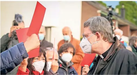  ?? RP-FOTO: HANS-JÜRGEN BAUER ?? Der Kardinal auf dem Weg zu einem nicht-öffentlich­en Gespräch in St. Maria vom Frieden im Mai. Einige Gläubige zeigen ihm die rote Karte.