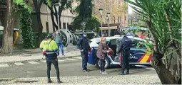  ??  ?? Miembros de la Policía, junto a Dolores García, ante uno de sus vehículos