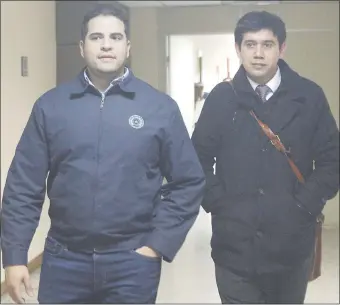  ??  ?? Carlos Núñez Salinas llega a tribunales con su abogado Mílner Núñez. Archivo ABC