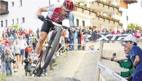  ??  ?? Nino Schurter demonstrie­rte einmal mehr seine Stärke und sicherte der Schweizer Staffel in Lenzerheid­e den fünften WM-Titel.