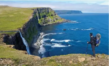  ?? © Michael Charavin ?? La cascade de Drifandi, dans la péninsule du Hornstrand­ir, au NordOuest de l’Islande. Accessible uniquement à pied, ou par bateau.