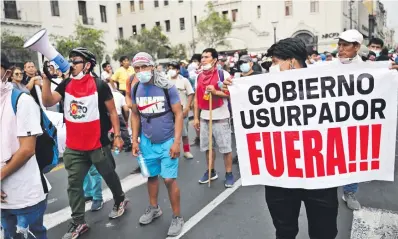  ?? ?? Partidario­s del destituido presidente de Perú, Pedro Castillo, protestan en la plaza San Martín de Lima y exigen la realizació­n de nuevos comicios generales. (AFP)